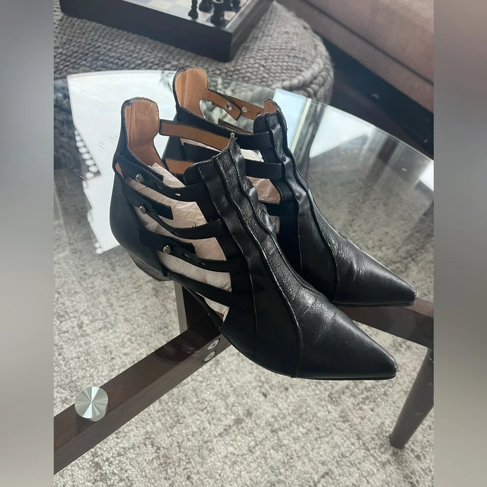 John Fluevog Truth Bekkie Black
Strappy Leather Gorh Designer Ankle Boots Sz 8 - Picture 12 of 14